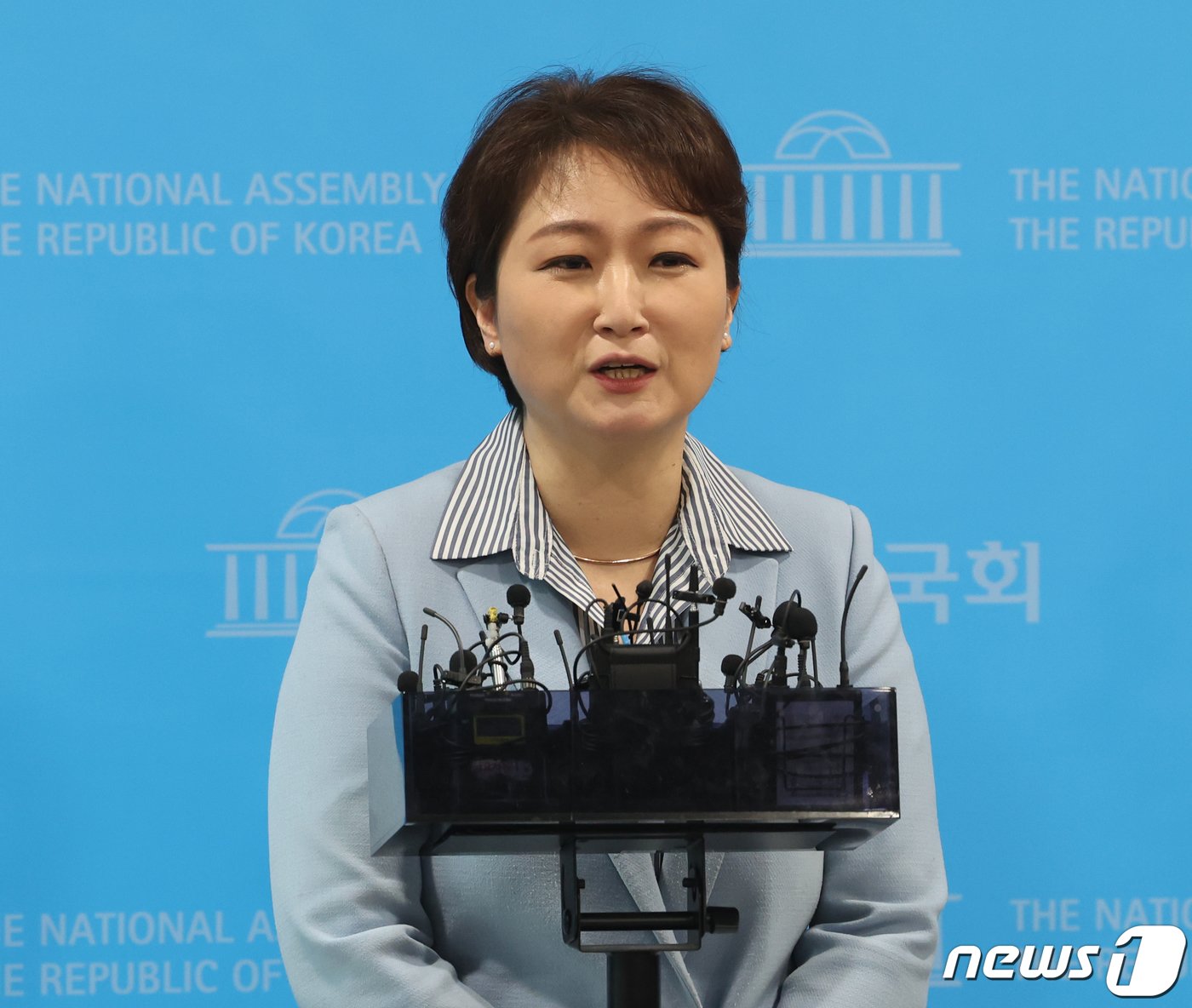 본문 이미지 - 국민의힘을 탈당한 이언주 전 의원이 16일 서울 여의도 국회 소통관에서 더불어민주당 복당 선언 기자회견을 마치고 취재진의 질문을 받고 있다. 2024.2.16/뉴스1 ⓒ News1 ,송원영 기자