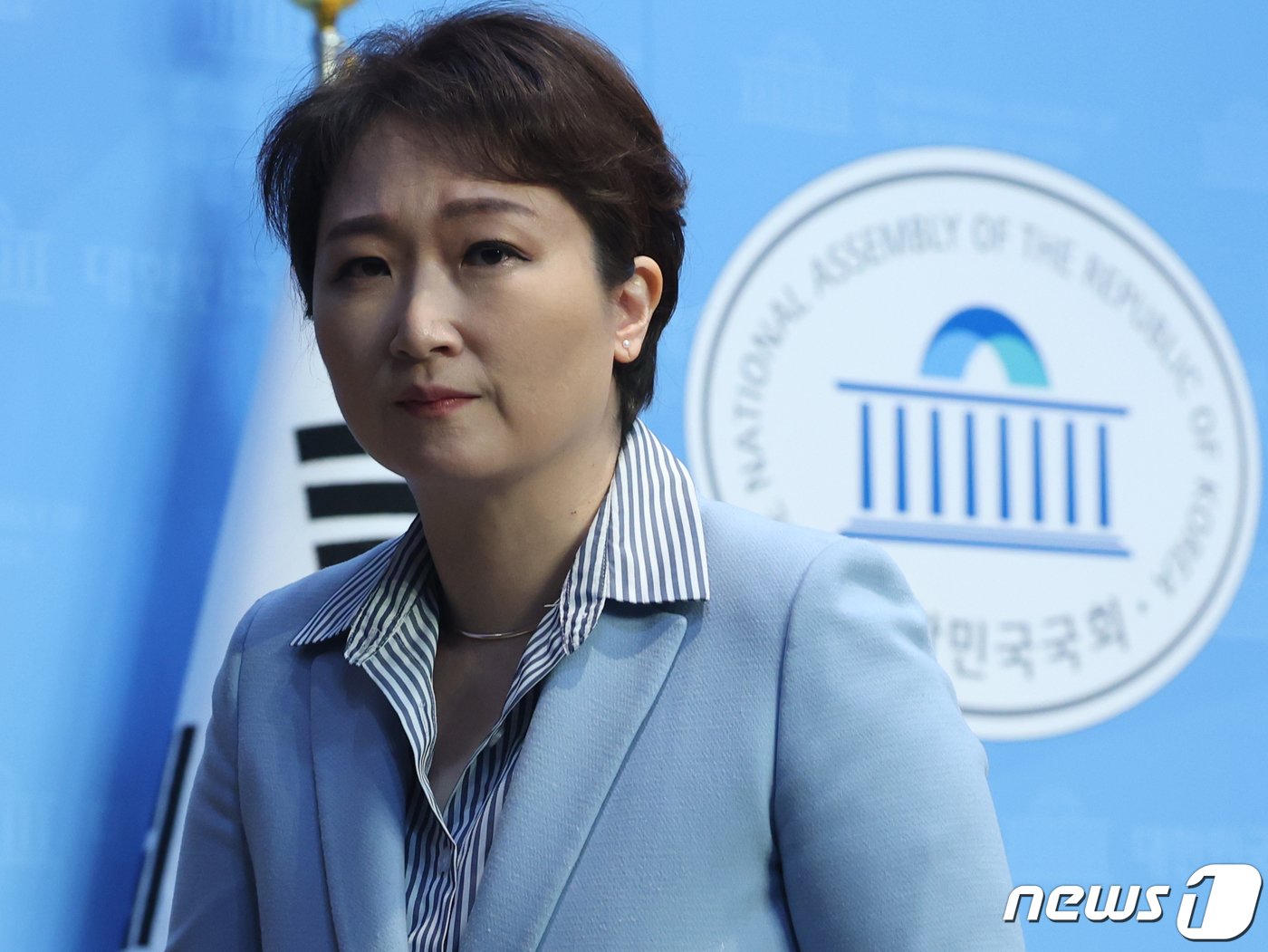 본문 이미지 - 국민의힘을 탈당한 이언주 전 의원이 16일 서울 여의도 국회 소통관에서 더불어민주당 복당 선언 기자회견을 마치고 회견장을 나서고 있다. 2024.2.16/뉴스1 ⓒ News1 ,송원영 기자