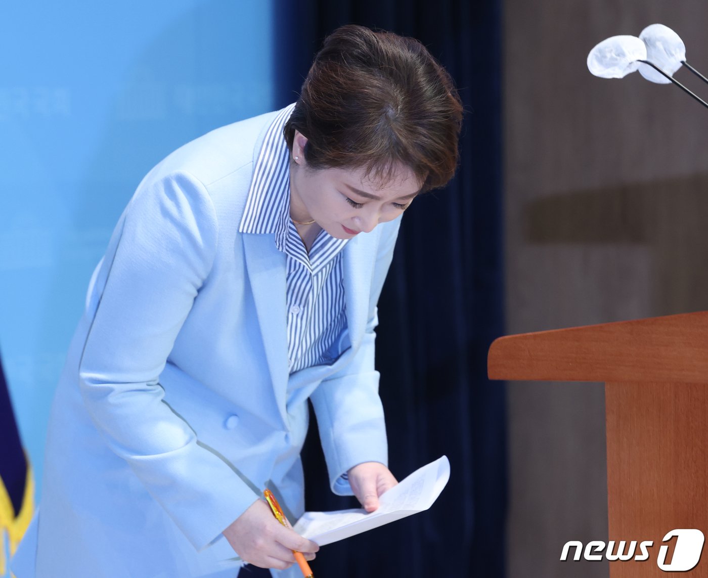 본문 이미지 - 국민의힘을 탈당한 이언주 전 의원이 16일 서울 여의도 국회 소통관에서 더불어민주당 복당 선언 기자회견을 마치고 인사를 하고 있다. 2024.2.16/뉴스1 ⓒ News1 ,송원영 기자