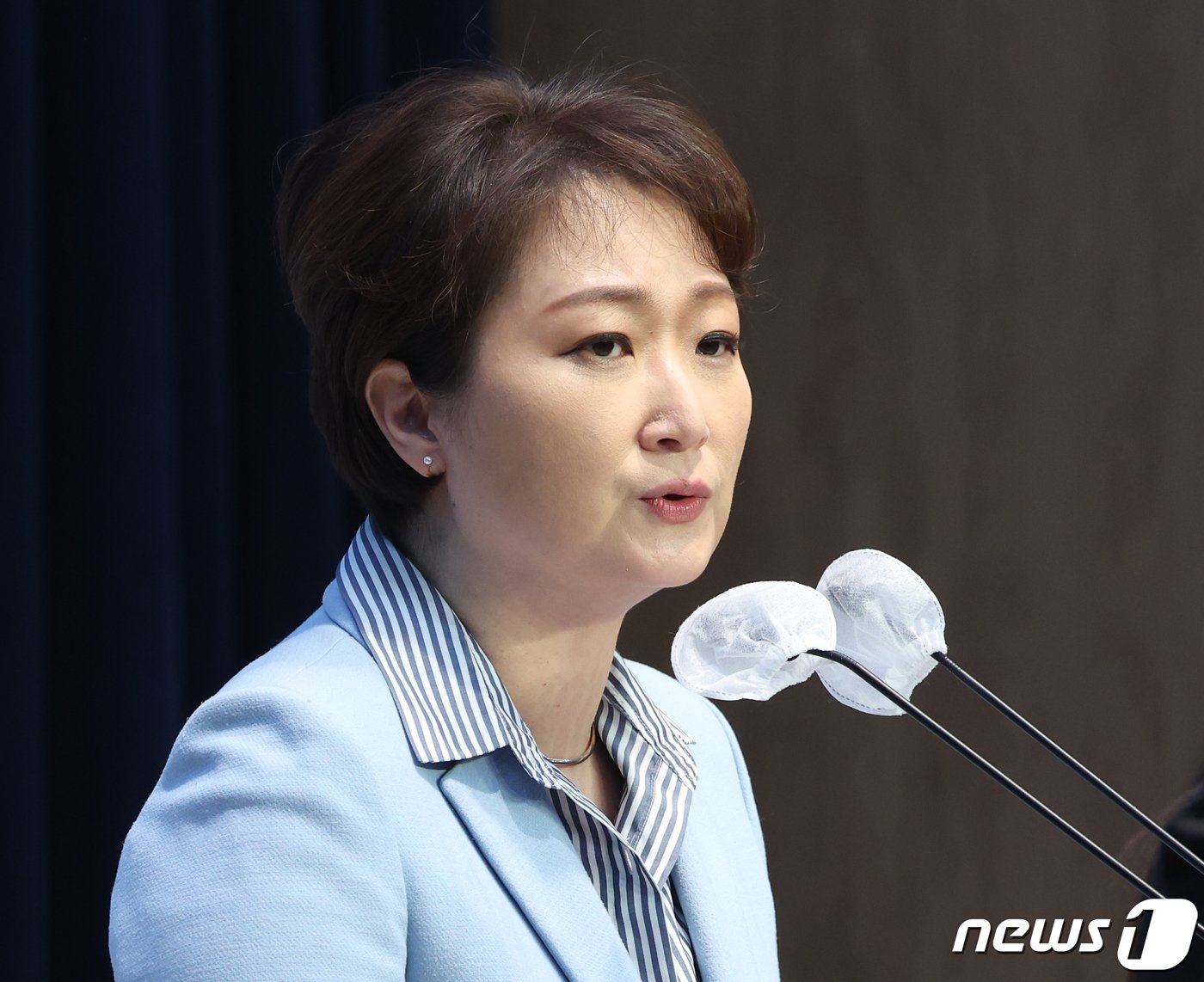 본문 이미지 - 국민의힘을 탈당한 이언주 전 의원이 16일 서울 여의도 국회 소통관에서 더불어민주당 복당 선언 기자회견을 하고 있다. 2024.2.16/뉴스1 ⓒ News1 ,송원영 기자