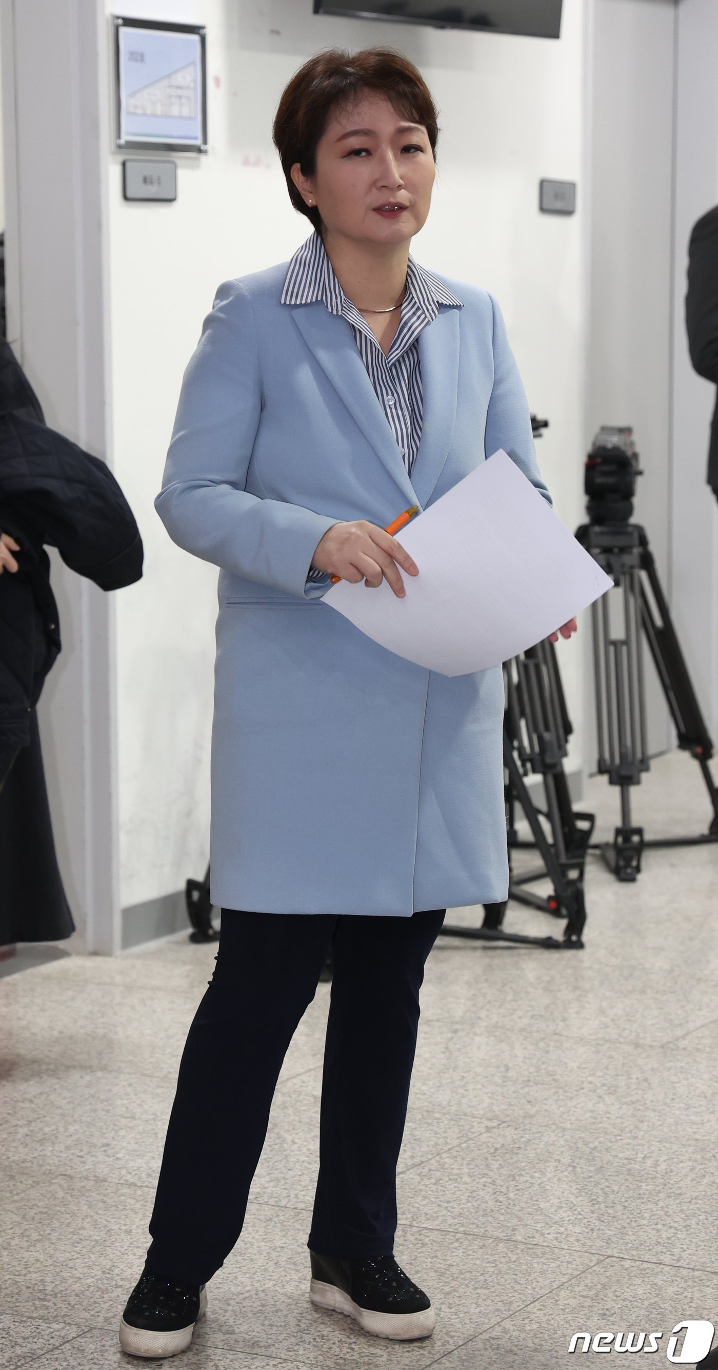 본문 이미지 - 국민의힘을 탈당한 이언주 전 의원이 16일 서울 여의도 국회 소통관에서 더불어민주당 복당 선언 기자회견에 입장 하고 있다. 2024.2.16/뉴스1 ⓒ News1 ,송원영 기자