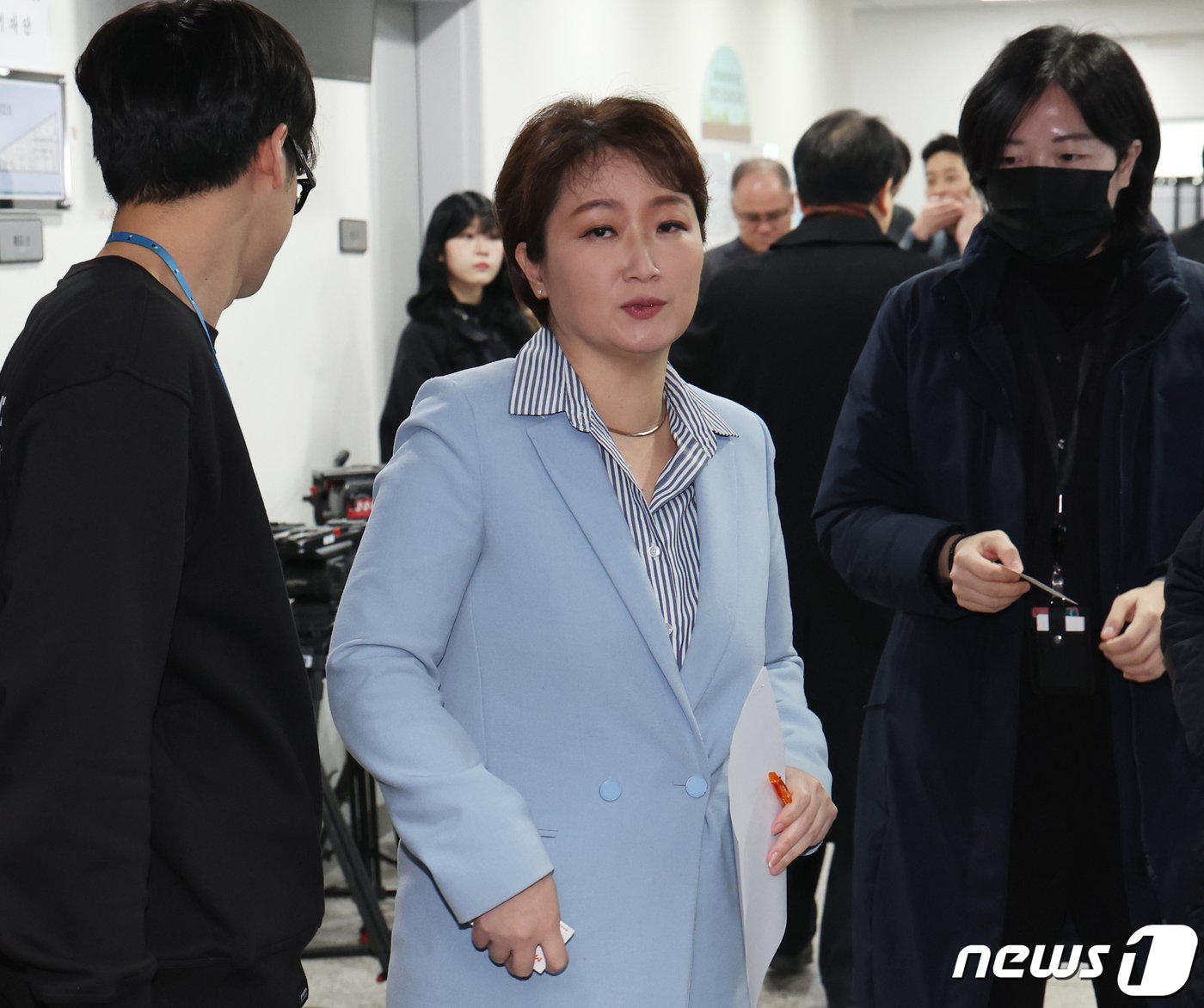 본문 이미지 - 국민의힘을 탈당한 이언주 전 의원이 16일 서울 여의도 국회 소통관에서 더불어민주당 복당 선언 기자회견에 들어서고 있다. 2024.2.16/뉴스1 ⓒ News1 ,송원영 기자