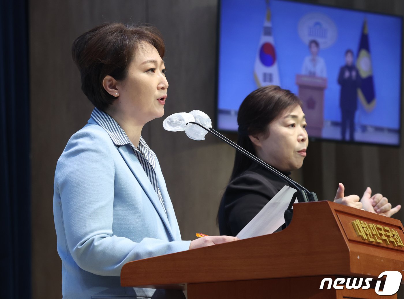 본문 이미지 - 국민의힘을 탈당한 이언주 전 의원이 16일 서울 여의도 국회 소통관에서 더불어민주당 복당 선언 기자회견을 하고 있다. 2024.2.16/뉴스1 ⓒ News1 ,송원영 기자