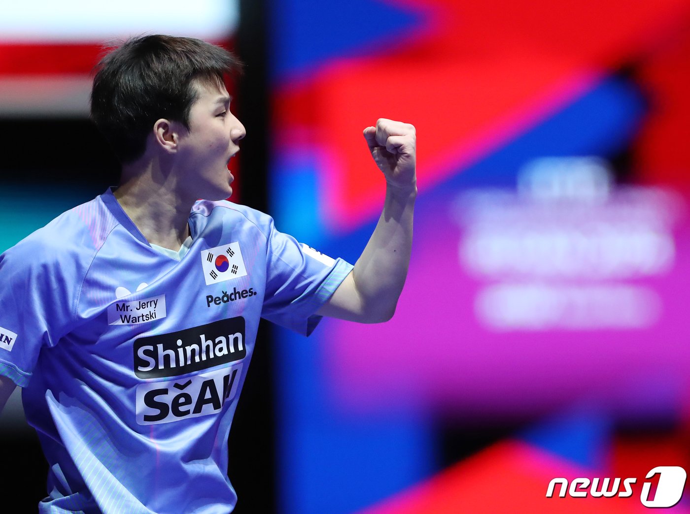 본문 이미지 - 안재현이 16일 부산 해운대구 벡스코에서 열린 BNK부산은행 2024 부산세계탁구선수권대회 남자 단체전 예선 1라운드 경기 폴란드 야쿱 디야스와 대결 중 득점에 성공한 후 환호하고 있다. 2024.2.16/뉴스1 ⓒ News1 윤일지 기자