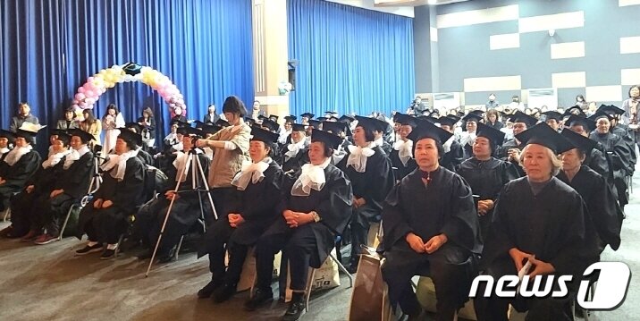 본문 이미지 - 16일 전북특별자치도교육청 2층 강당에서 ‘2023학년도 문해교육 프로그램 초등·중학 학력인정서 수여식’이 개최됐다.