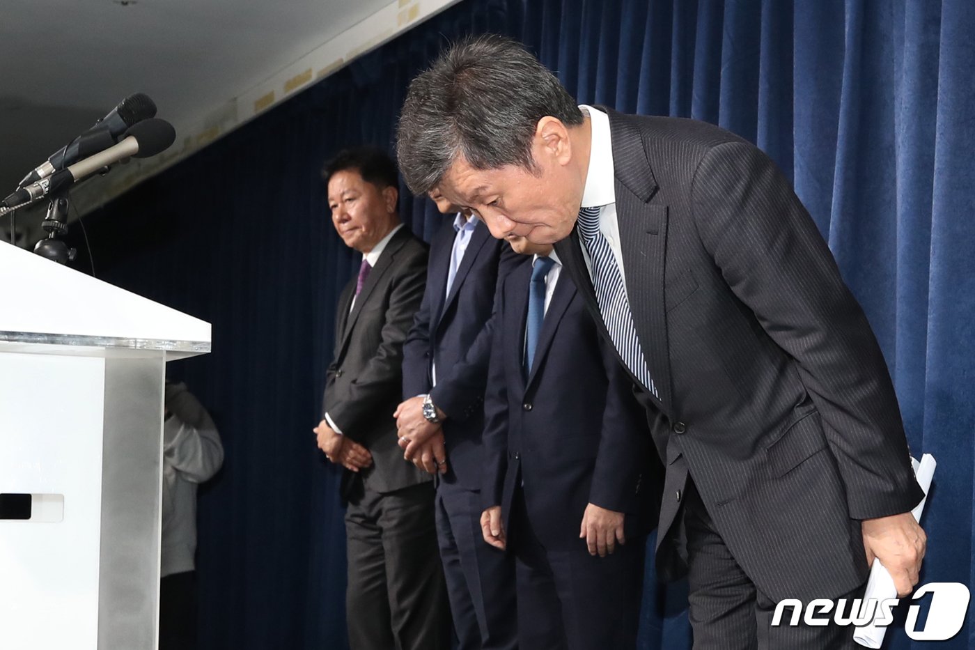 정몽규 대한축구협회장이 16일 오후 서울 종로구 축구회관에서 위르겐 클린스만 축구대표팀 감독의 거취 관련 발표를 마친뒤 인사하고 있다. 2024.2.16/뉴스1 ⓒ News1 이광호 기자