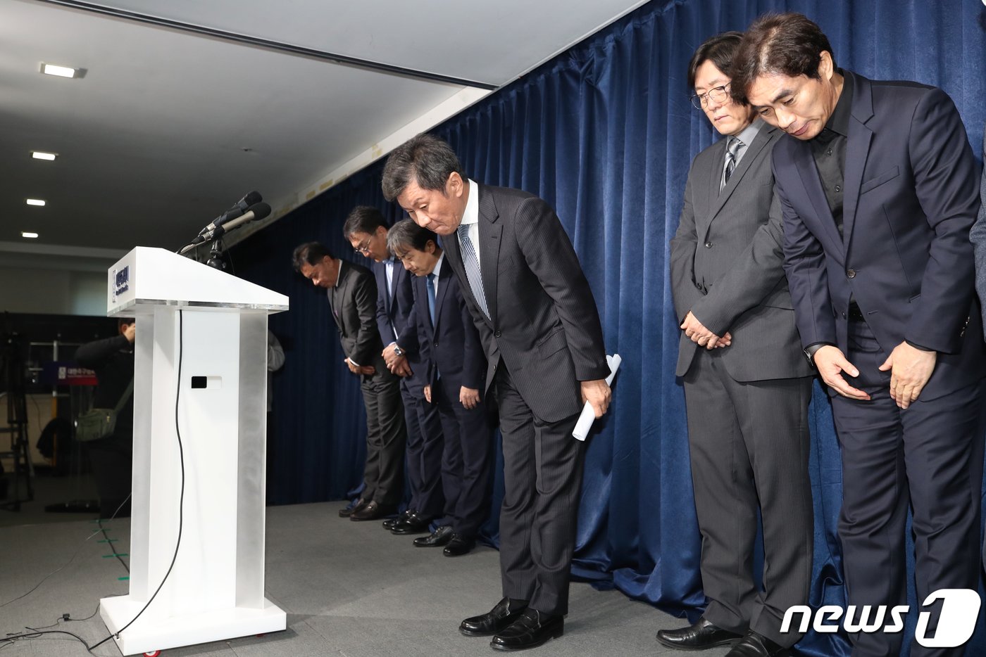본문 이미지 - 정몽규 대한축구협회장이 16일 오후 서울 종로구 축구회관에서 위르겐 클린스만 축구대표팀 감독의 거취 관련 발표를 마친뒤 인사하고 있다. 축구협회는 이날 오전 긴급 임원회의를 가진 뒤 클린스만 감독에게 전화를 걸어 경질을 통보했다고 밝혔다. 2024.2.16/뉴스1 ⓒ News1 이광호 기자
