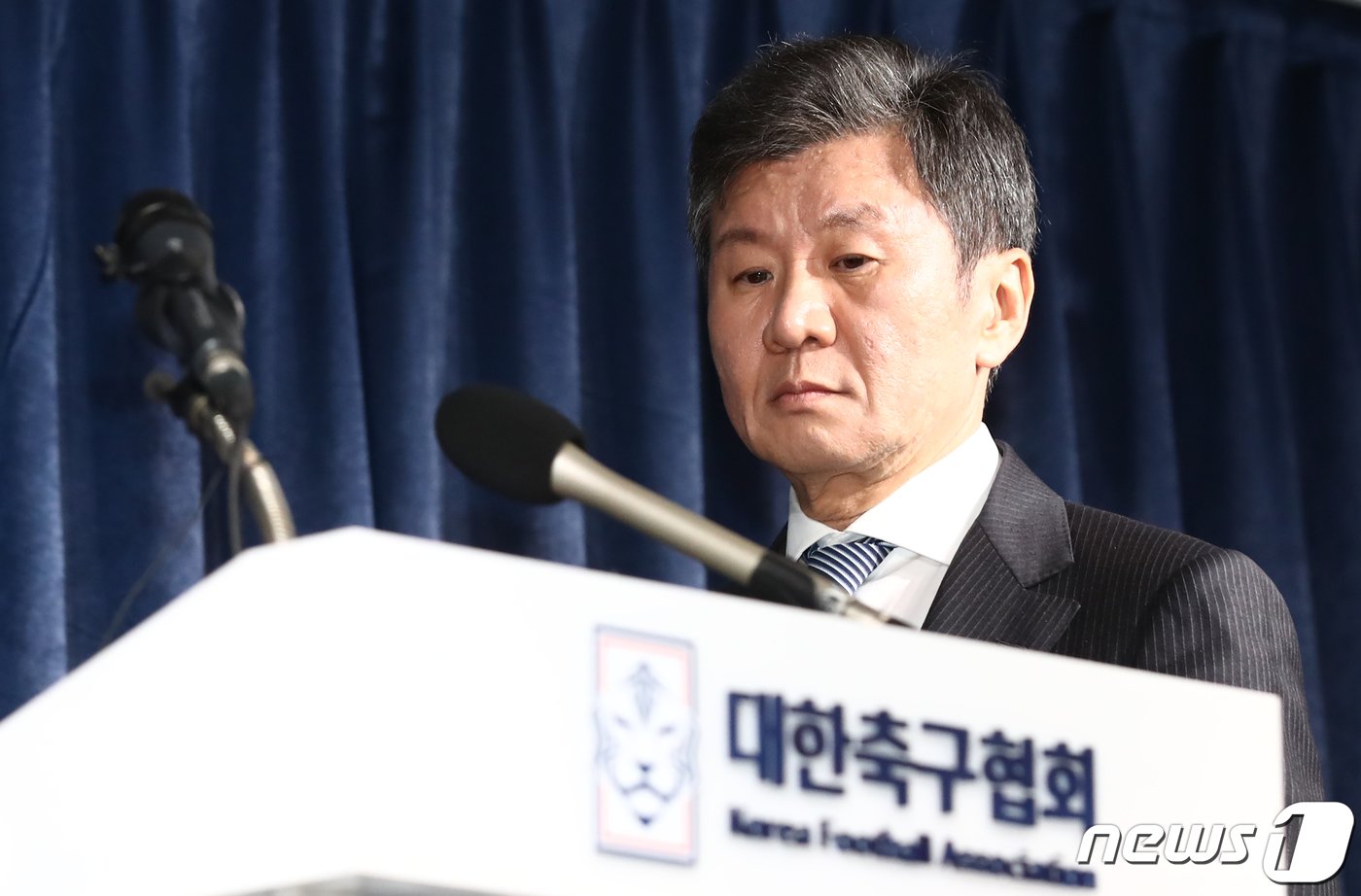 본문 이미지 - 정몽규 대한축구협회장이 16일 오후 서울 종로구 축구회관에서 위르겐 클린스만 축구대표팀 감독의 거취 관련 발표를 하고 있다. 2024.2.16/뉴스1 ⓒ News1 이광호 기자