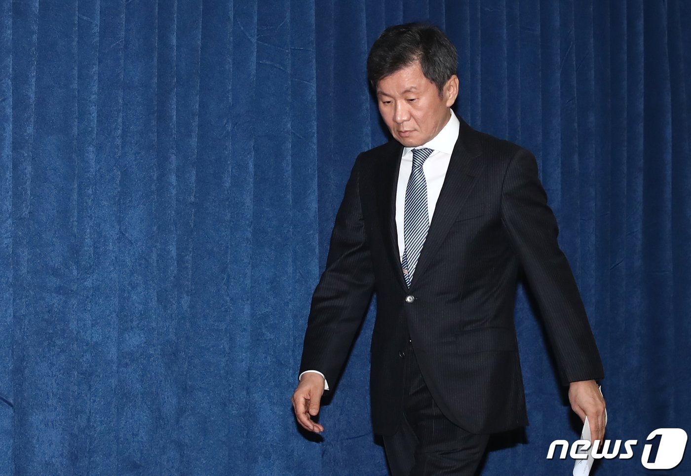 본문 이미지 - 정몽규 대한축구협회장이 16일 오후 서울 종로구 축구회관에서 위르겐 클린스만 축구대표팀 감독의 거취 관련 발표를 하기 위해 입장하고 있다. . 2024.2.16/뉴스1 ⓒ News1 이광호 기자