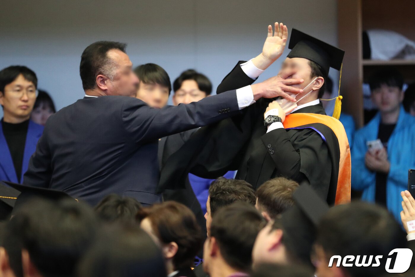 본문 이미지 - 지난 2024년 2월 16일 오후 대전 유성구 한국과학기술원(KAIST)에서 열린 2024년 학위수여식에서 한 졸업생이 졸업식을 방문한 윤석열 대통령에게 항의하자 경호원들로부터 제지를 당하고 있다. (대전충남공동취재단) 2024.2.16 ⓒ 뉴스1 김기태 기자