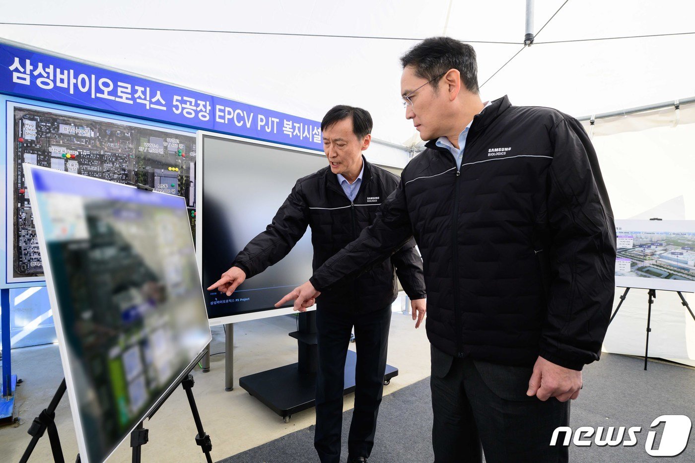 이재용 삼성전자 회장이 16일 삼성바이오로직스 인천사업장을 방문했다. 사진은 5공장 건설 현장에서 관계자 브리핑을 듣고 있는 모습.&#40;삼성전자 제공&#41; 2024.2.16/뉴스1 ⓒ News1 