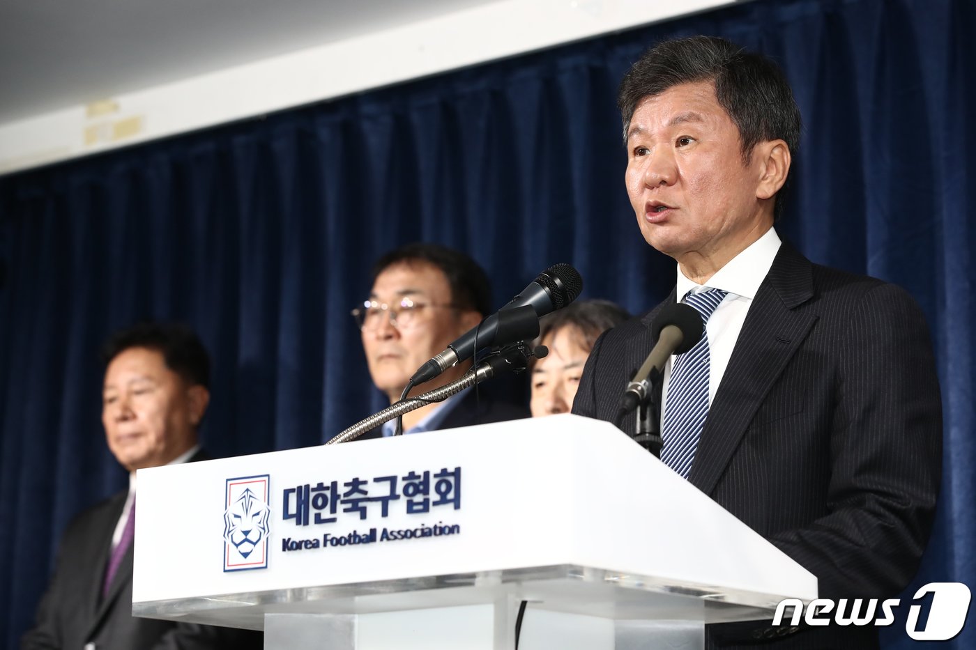 본문 이미지 - 정몽규 대한축구협회장이 16일 오후 서울 종로구 축구회관에서 위르겐 클린스만 축구대표팀 감독의 거취 관련 발표를 하고 있다. 2024.2.16/뉴스1 ⓒ News1 이광호 기자