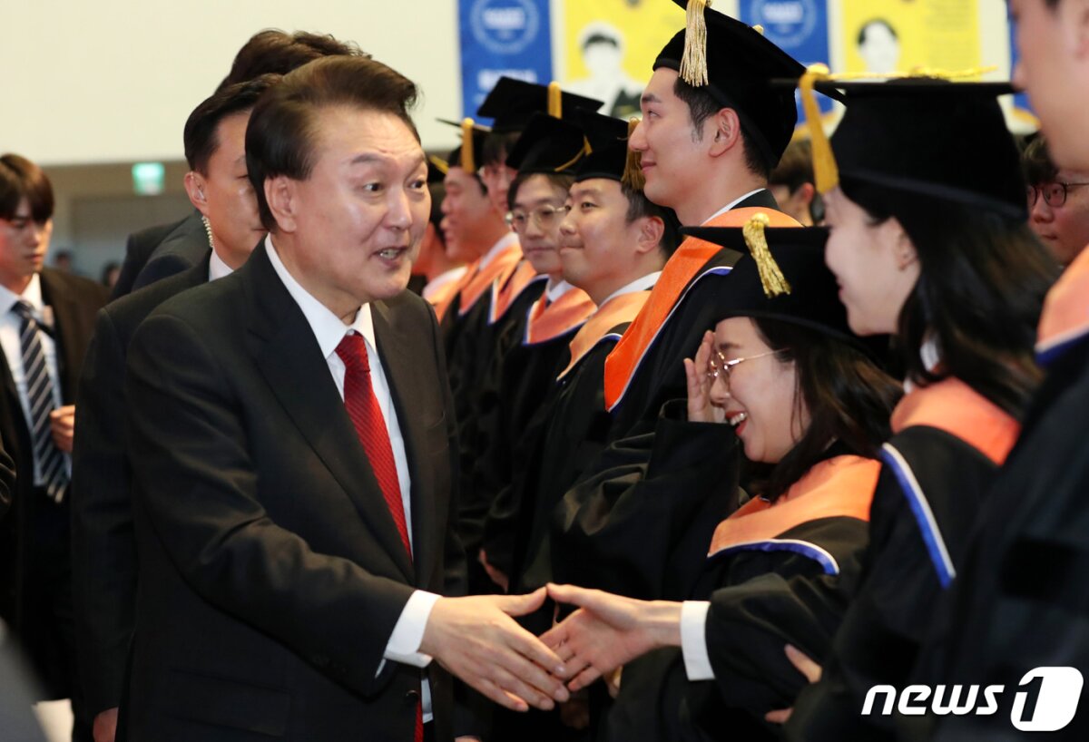 윤석열 대통령이 16일 오후 대전 유성구 한국과학기술원(KAIST)에서 열린 2024년 학위수여식에 참석해 졸업생들과 악수하고 있다. (대전충남공동취재단) 2024.2.16/뉴스1 © News1 김기태 기자
