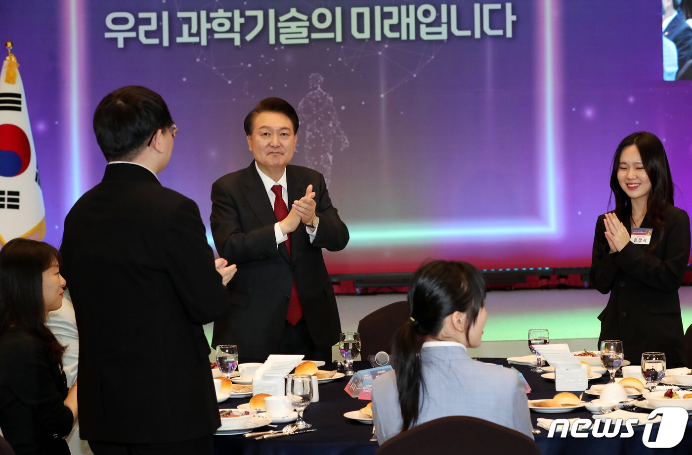 본문 이미지 - 윤석열 대통령이 16일 대전 유성구 ICC호텔에서 열린 '미래 과학자와의 대화'에서 박수를 치고 있다. (대전충남공동취재단) 2024.2.16/뉴스1 ⓒ News1 김기태 기자