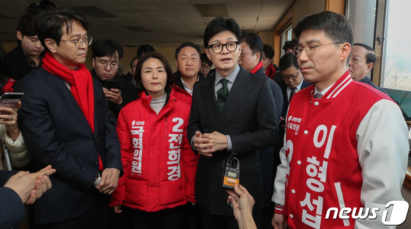 한동훈 국민의힘 비상대책위원장이 16일 경기도 의정부시에 위치한 주한미군 반환공여지 캠프 레드클라우드를 찾아 관계자들과 대화를 나누고 있다. &#40;공동취재&#41; 2024.2.16/뉴스1 ⓒ News1 구윤성 기자