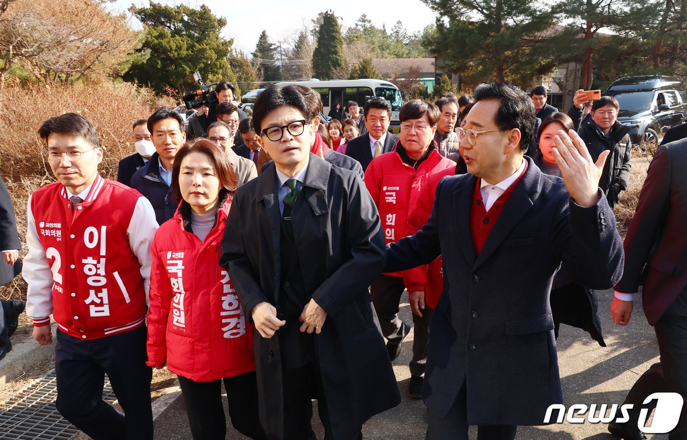 한동훈 국민의힘 비상대책위원장이 16일 경기도 의정부시 가능동에 위치한 주한미군 반환공여지 &#39;캠프 레드클라우드&#39;를 방문해 둘러보고 있다. &#40;공동취재&#41; 2024.2.16/뉴스1 ⓒ News1 구윤성 기자