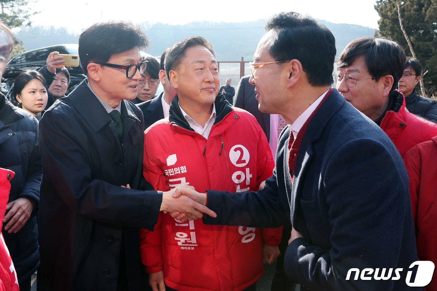 한동훈 국민의힘 비상대책위원장&#40;왼쪽&#41;이 16일 오후 경기 의정부시 캠프 레드클라우드를 방문, 김윤용 경기북부공론포럼 상임대표와 악수를 하고 있다. &#40;공동취재&#41; 2024.2.16/뉴스1 ⓒ News1 구윤성 기자