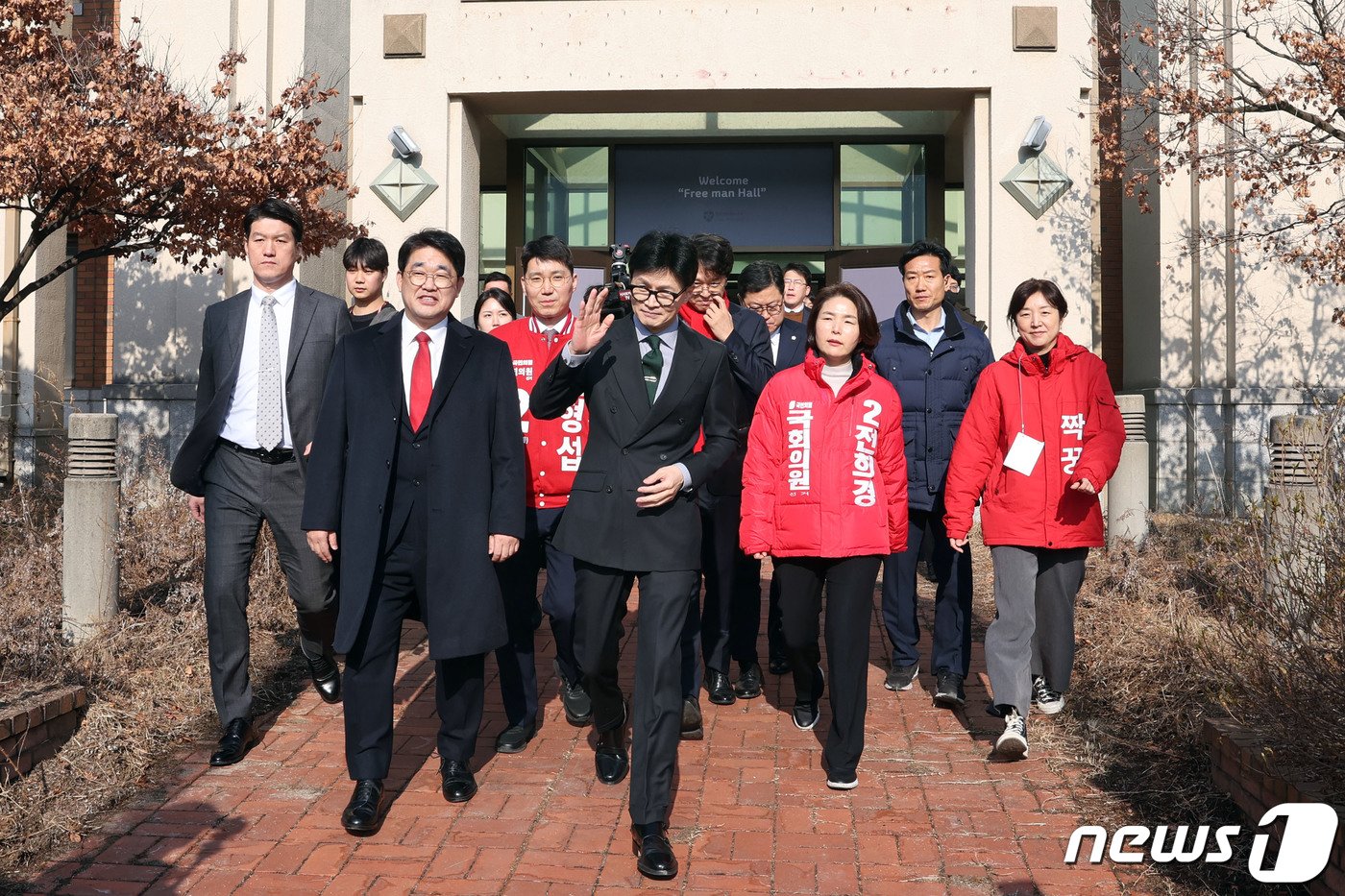 한동훈 국민의힘 비상대책위원장이 16일 경기도 의정부시 가능동에 위치한 주한미군 반환공여지 &#39;캠프 레드클라우드&#39;를 방문해 둘러보고 있다. &#40;공동취재&#41; 2024.2.16/뉴스1 ⓒ News1 구윤성 기자