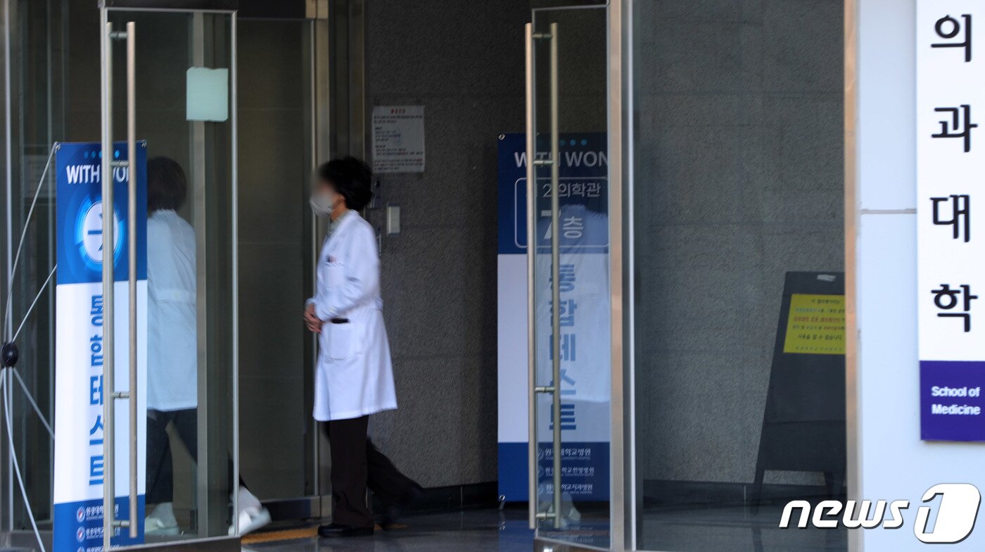 본문 이미지 - 전북 익산시 원광대학교병원 의과대학에서 의료진이 이동하고 있다. 2024.2.16/뉴스1 ⓒ News1 유경석 기자