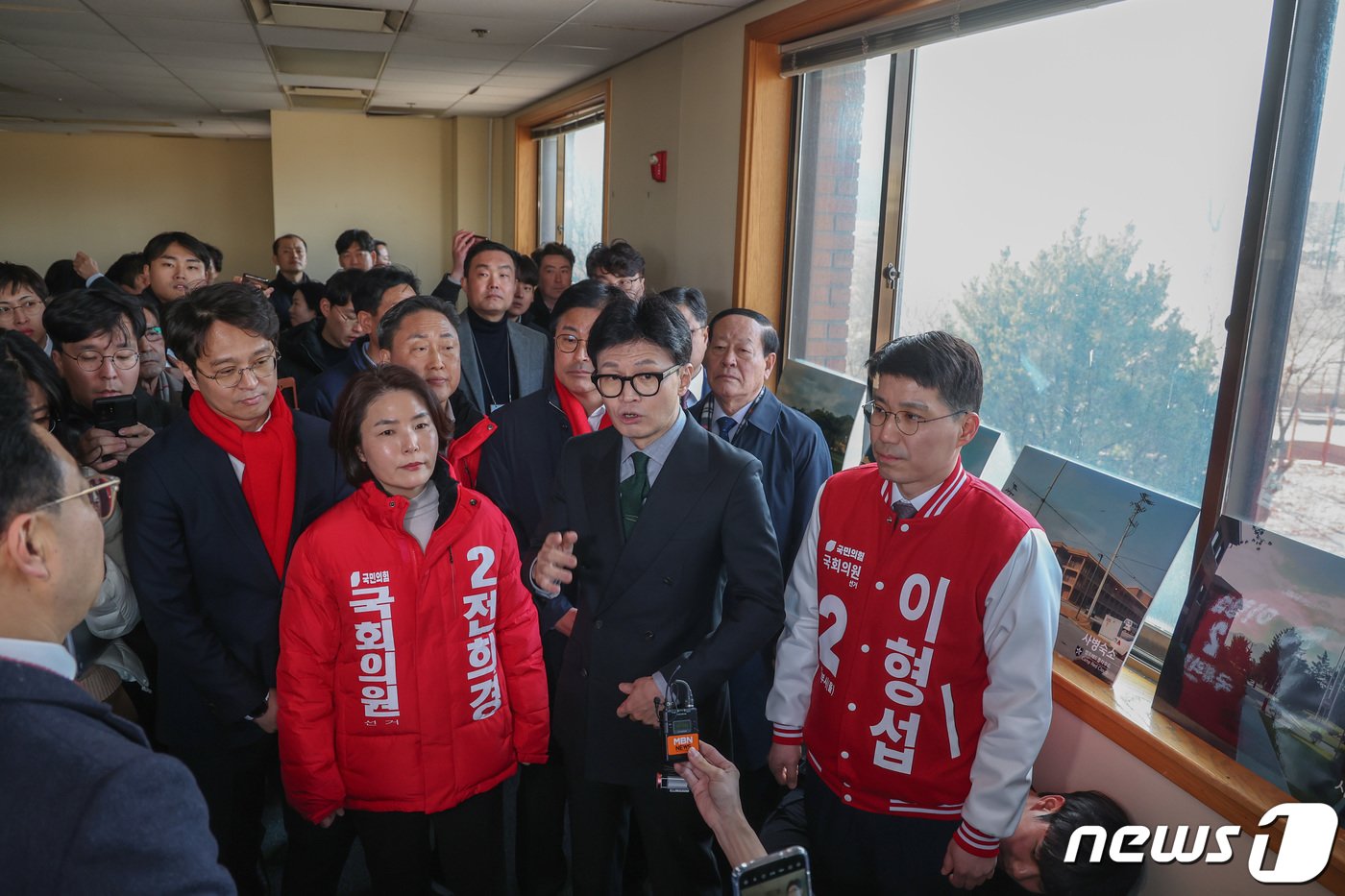 한동훈 국민의힘 비상대책위원장이 16일 오후 경기도 의정부시 반환 미군기지 캠프 레드클라우드에서 주한미군 2사단이 사단사령부 건물로 사용했던 프리맨홀을 둘러보며 관계자들과 대화를 나누고 있다. &#40;공동취재&#41; 2024.2.16/뉴스1 ⓒ News1 구윤성 기자