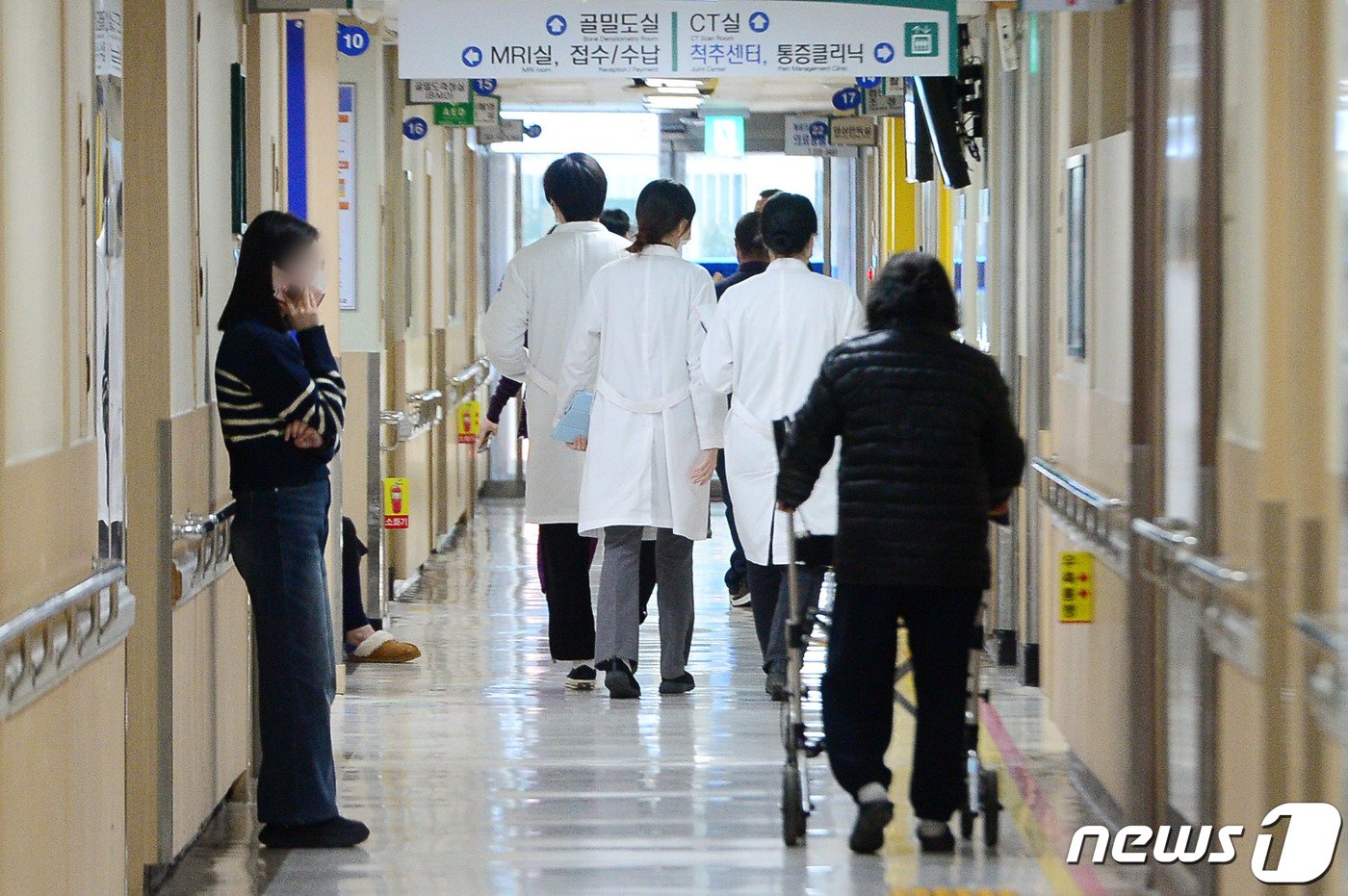 본문 이미지 - 16일 오후 광주 동구 조선대학교 병원에서 의료진이 이동하고 있다. 조선대 병원에서는 전날 전공의 7명이 사직서를 제출했다. 정부의 의대 정원 확대에 반발하는 움직임으로 풀이된다. 2024.2.16/뉴스1 ⓒ News1 이승현 기자