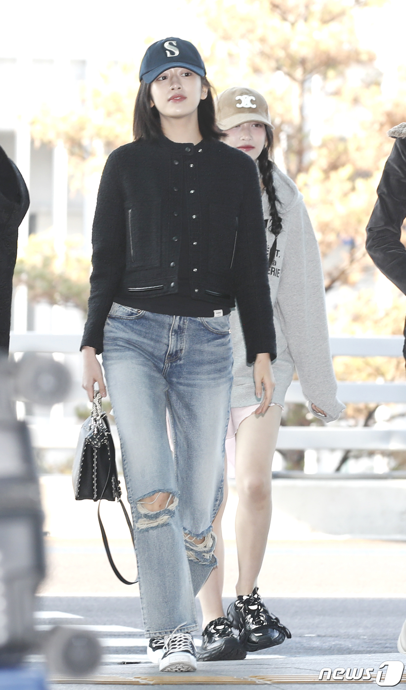 (인천공항=뉴스1) 권현진 기자 = 그룹 아이브(IVE)의 안유진이 16일 오후 첫 번째 월드 투어 ‘쇼 왓 아이 해브(SHOW WHAT I HAVE)’ 쿠알라룸푸르 공연 참석을 …