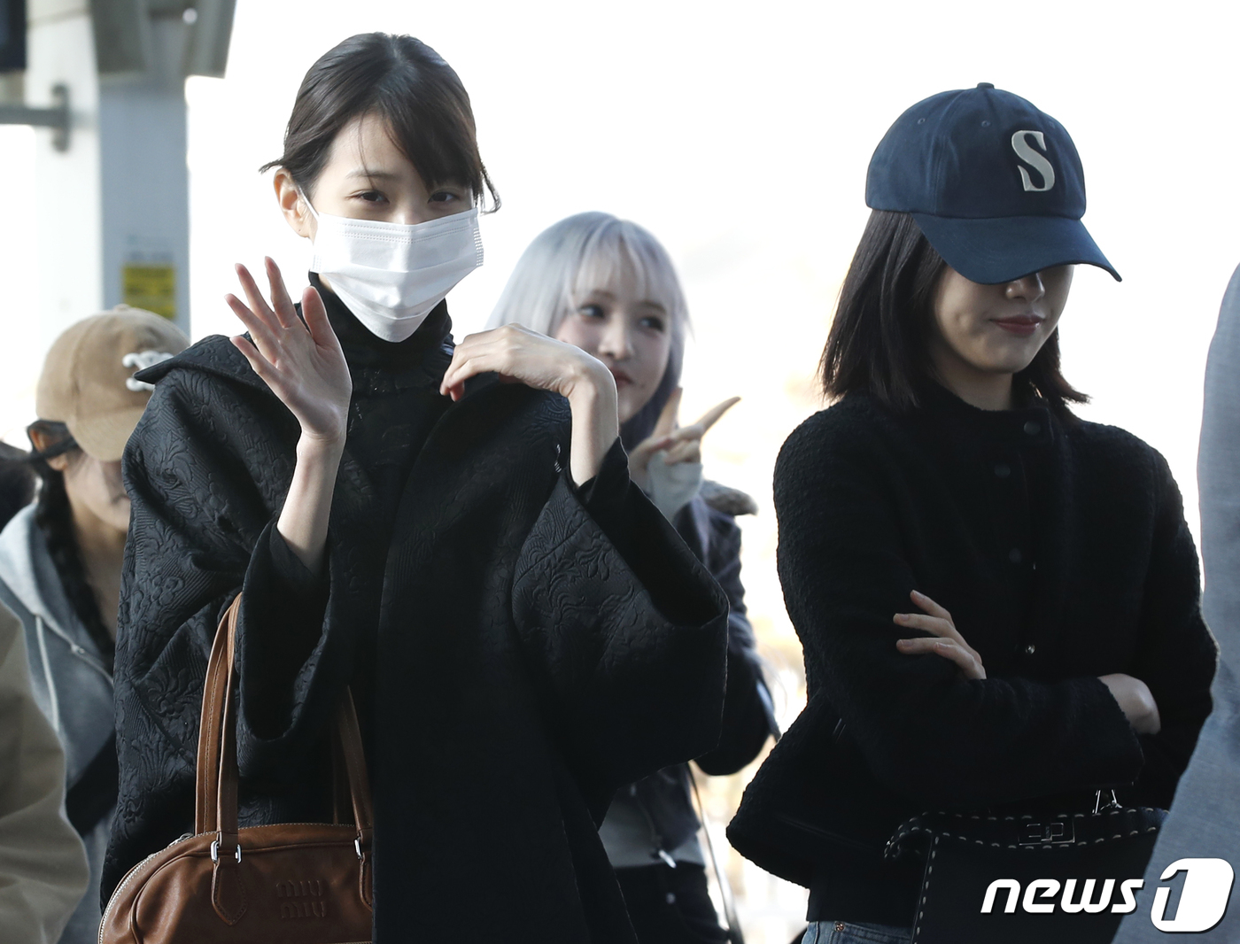 (인천공항=뉴스1) 권현진 기자 = 그룹 아이브(IVE)의 장원영과 안유진(오른쪽)이 16일 오후 첫 번째 월드 투어 ‘쇼 왓 아이 해브(SHOW WHAT I HAVE)’ 쿠알라룸 …