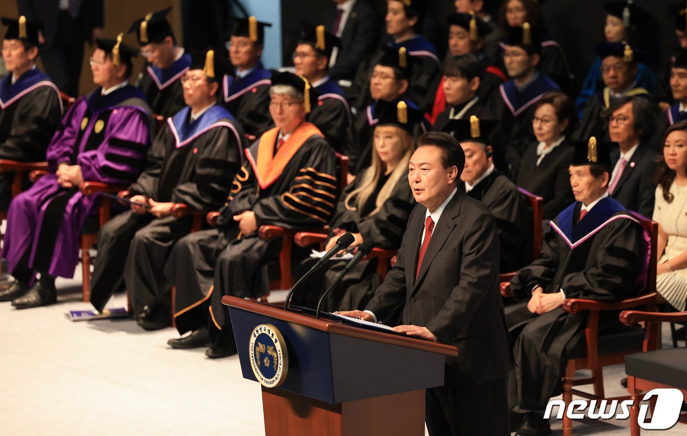 윤석열 대통령이 16일 대전 유성구 한국과학기술원&#40;KAIST&#41;에서 열린 2024년 학위수여식에서 축사를 하고 있다. &#40;대통령실 제공&#41; 2024.2.16/뉴스1 ⓒ News1 오대일 기자