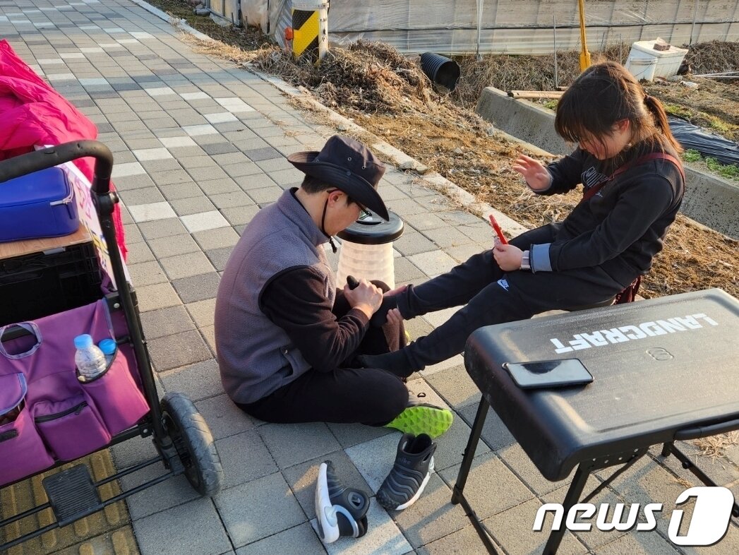 본문 이미지 - 박근용씨가 딸 율아의 발을 문지르고 있다. (박근용씨 제공) 