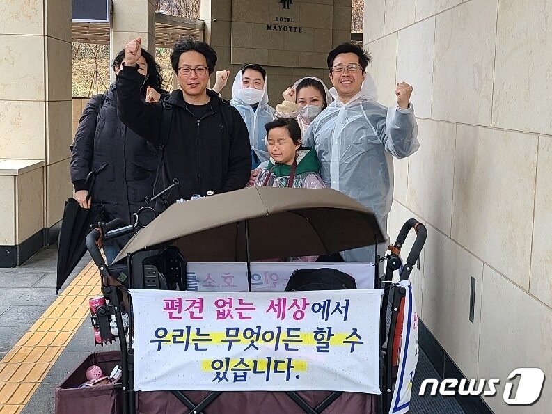 본문 이미지 - 박근용씨와 율아의 여정을 보며 사람들이 응원하고 있다. (박근용씨 제공)