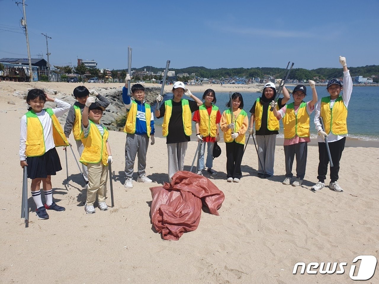 본문 이미지 - 강원 고성 거성초 플로깅 봉사활동.(학교 제공)