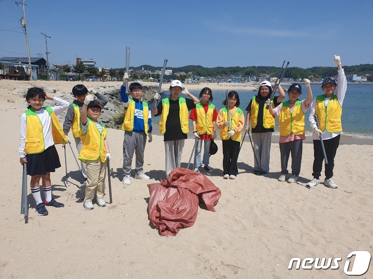 강원 고성 거성초 플로깅 봉사활동.&#40;학교 제공&#41;