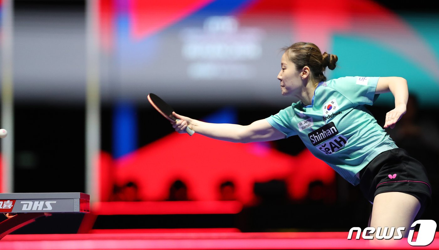 본문 이미지 - 탁구 국가대표 이시온이 16일 오후 부산 해운대구 벡스코에서 열린 'BNK부산은행 2024 부산세계탁구선수권대회' 여자단체전 조별리그 5조 1차전 대한민국과 이탈리아의 경기에서 리시브를 하고 있다. 2024.2.16/뉴스1 ⓒ News1 윤일지 기자