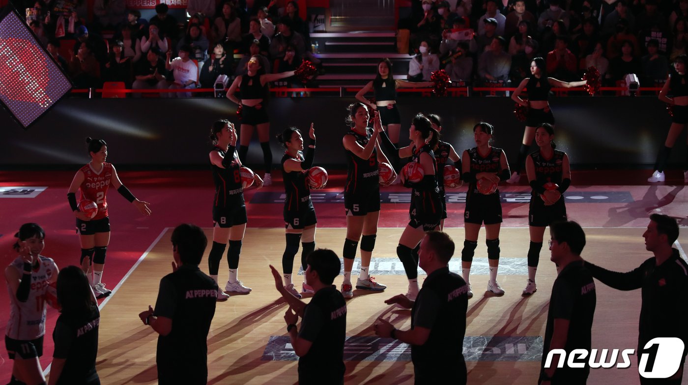 본문 이미지 - 22연패 기로에 놓인 여자프로배구 AI페퍼스 선수들이 16일 오후 7시 광주 페퍼스타디움에서 정관장과 경기하고 있다. 2024.2.16/뉴스1 ⓒ News1 이수민 기자