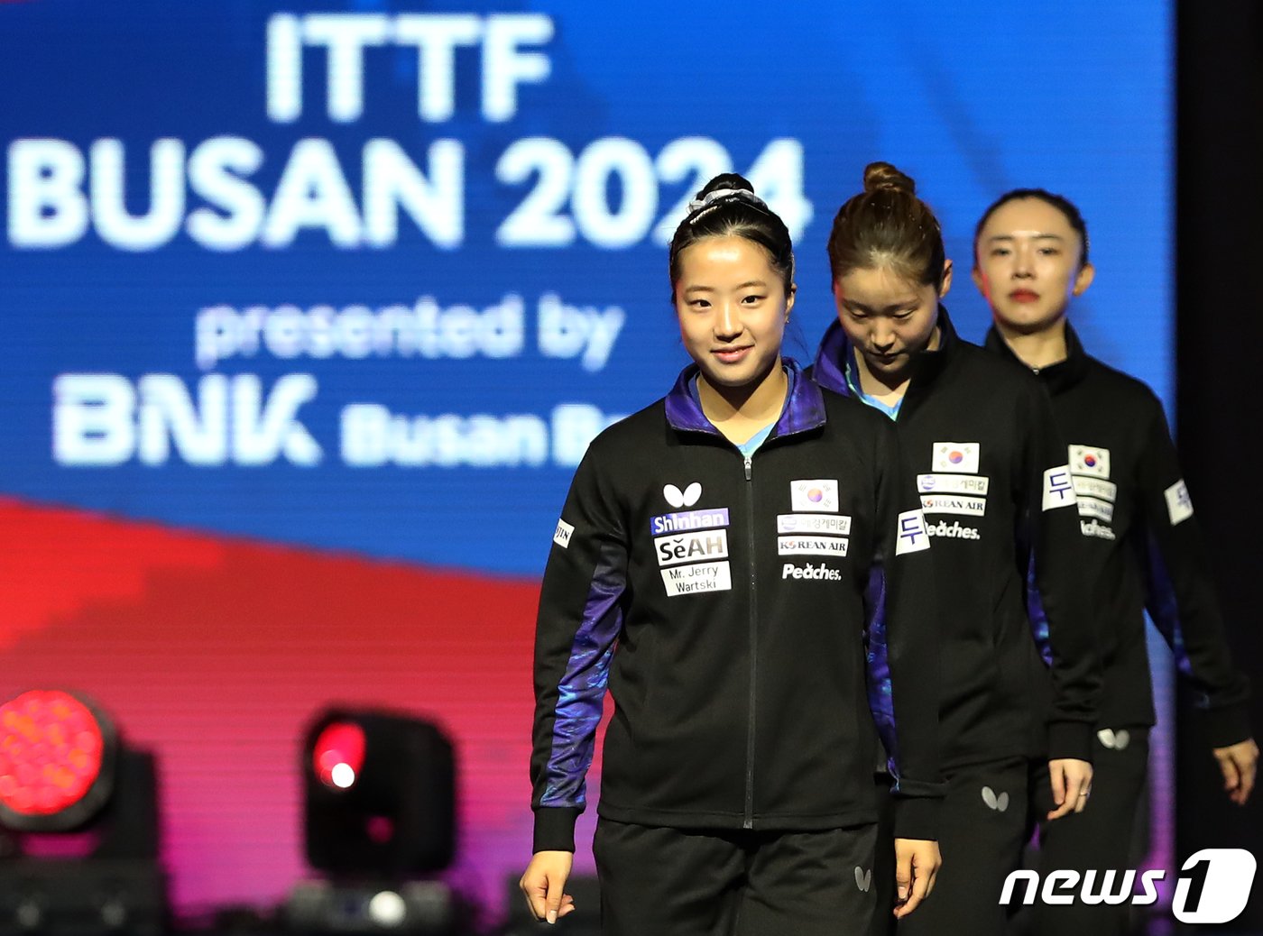 본문 이미지 - 탁구 국가대표 신유빈(왼쪽부터)과 이시온, 전지희가 16일 오후 부산 해운대구 벡스코에서 열린 'BNK부산은행 2024 부산세계탁구선수권대회' 여자단체전 조별리그 5조 1차전 대한민국과 이탈리아의 경기에 입장하고 있다. 2024.2.16/뉴스1 ⓒ News1 윤일지 기자