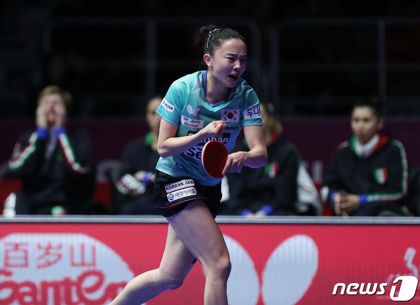 본문 이미지 - 탁구 국가대표 전지희가 16일 오후 부산 해운대구 벡스코에서 열린 'BNK부산은행 2024 부산세계탁구선수권대회' 여자단체전 조별리그 5조 1차전 대한민국과 이탈리아의 경기에서 득점에 성공한 뒤 기뻐하고 있다. 2024.2.16/뉴스1 ⓒ News1 윤일지 기자