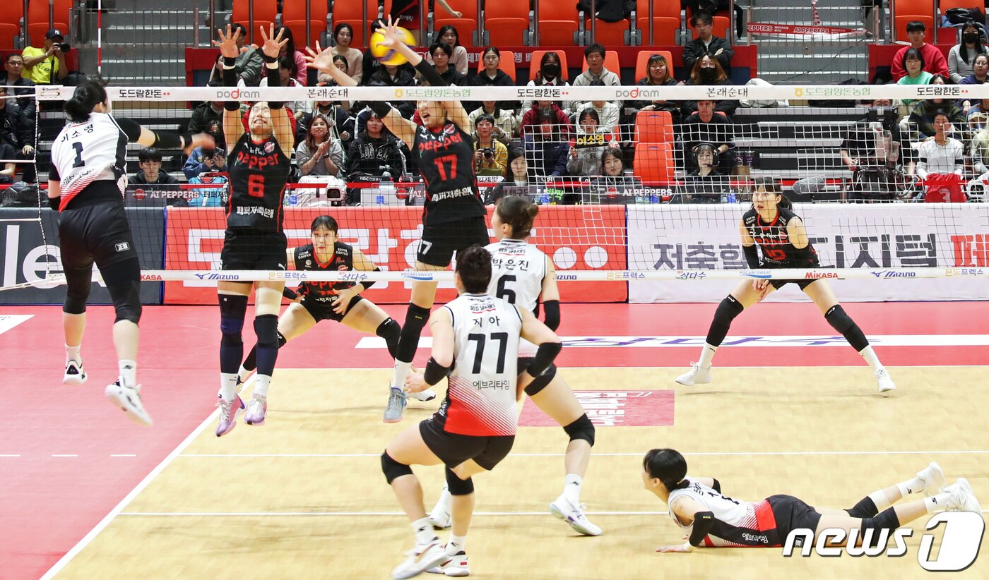 본문 이미지 - 16일 광주 페퍼스타디움에서 열린 프로배구 도드람 2023-2024 V-리그 여자부 페퍼저축은행과 정관장의 경기에서 정관장 이소영이 공격을 시도하고 있다. 2024.2.16/뉴스1 ⓒ News1 이수민 기자