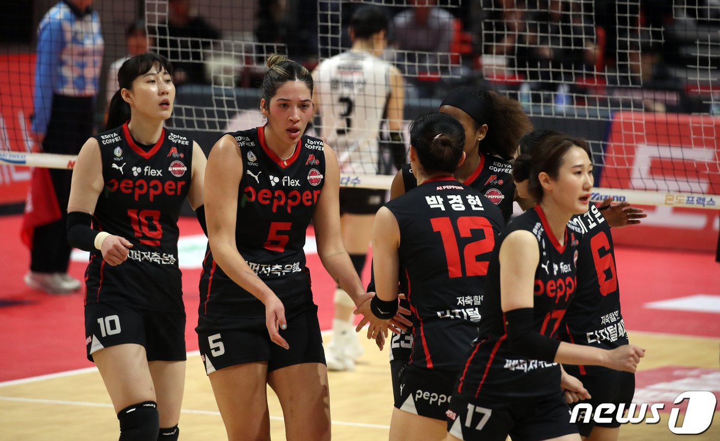 본문 이미지 - 16일 광주 페퍼스타디움에서 열린 프로배구 도드람 2023-2024 V-리그 여자부 페퍼저축은행과 정관장의 경기에서 페퍼저축은행 선수드링 서로 격려하고 있다. 2024.2.16/뉴스1 ⓒ News1 이수민 기자