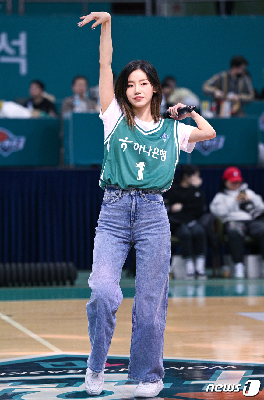 (부천=뉴스1) 권현진 기자 = 그룹 트라이비 현빈이 16일 오후 경기도 부천시 원미구 부천실내체육관에서 열린 '우리은행 우리WON 2023~2024 여자프로농구' 하나원큐와 KB …