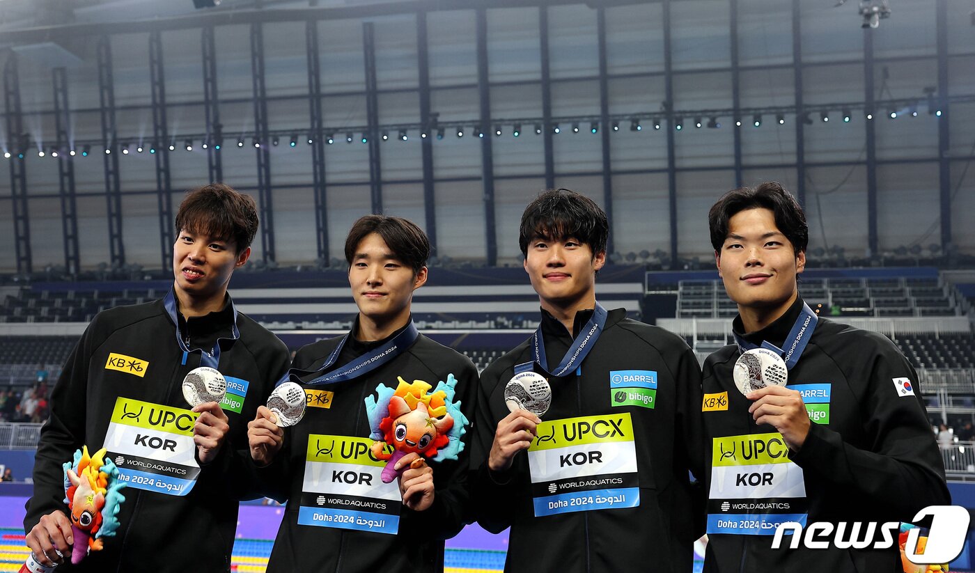 본문 이미지 - 2024 도하 세계선수권 남자 계영 800m 은메달을 합작한 양재훈&#40;왼쪽부터&#41;, 김우민, 황선우, 이호준. ⓒ 로이터=뉴스1
