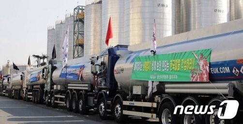 본문 이미지 - 산석유화학단지 내 한국알콜산업 울산 공장 인근에는 화물연대 조합원들이 운송을 거부한 채 화물차량을 줄지어 주차한 상태다.2024.1.29 ⓒ News1 김지혜 기자