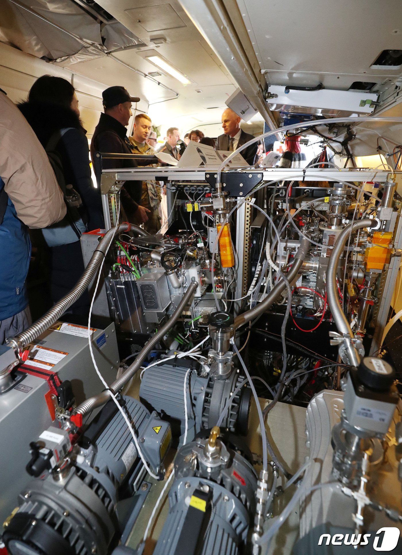 본문 이미지 - 경기 평택시 주한미군 오산공군기지에서 미국 항공우주국(NASA) 연구용 DC-8 항공기에 탑재된 실험 장비가 공개되고 있다. ⓒ 뉴스1 김영운 기자