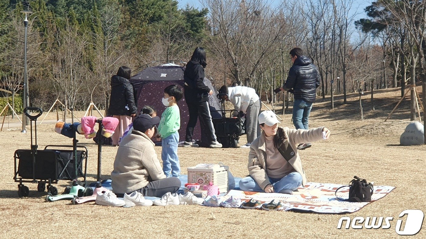  17일 대전 서구 한밭수목원 잔디밭에서 시민들이 피크닉을 즐기고 있다. 2024.2.17 /뉴스1 ⓒNews1 허진실 기자