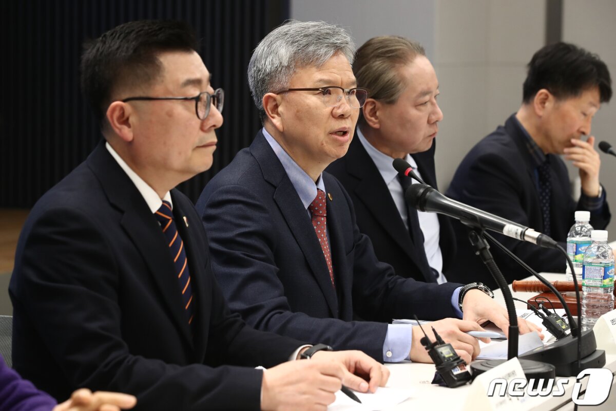 김택우 의협 비상대책위원장 겸 투쟁위원장이 17일 오후 서울 용산구 대한의사협회에서 열린 의대정원 증원 저지 비상대책위원회의에서 모두발언을 하고 있다. 2024.2.17/뉴스1 © News1 이광호 기자