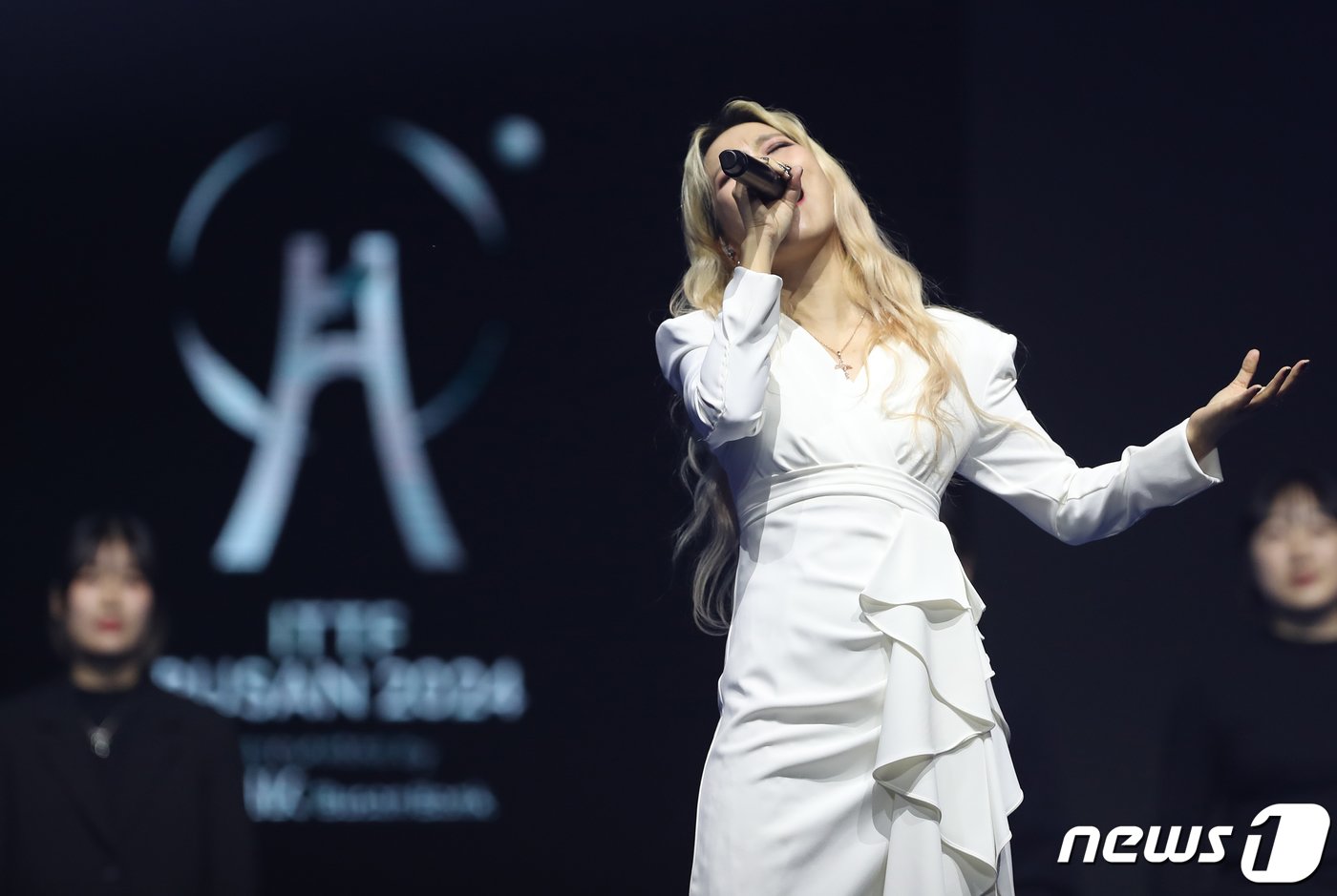 본문 이미지 - 가수 소향이 17일 오후 부산 해운대구 벡스코에서 열린 'BNK부산은행 2024 부산세계탁구선수권대회' 개회식에서 축하공연을 펼치고 있다. 2024.2.17/뉴스1 ⓒ News1 윤일지 기자