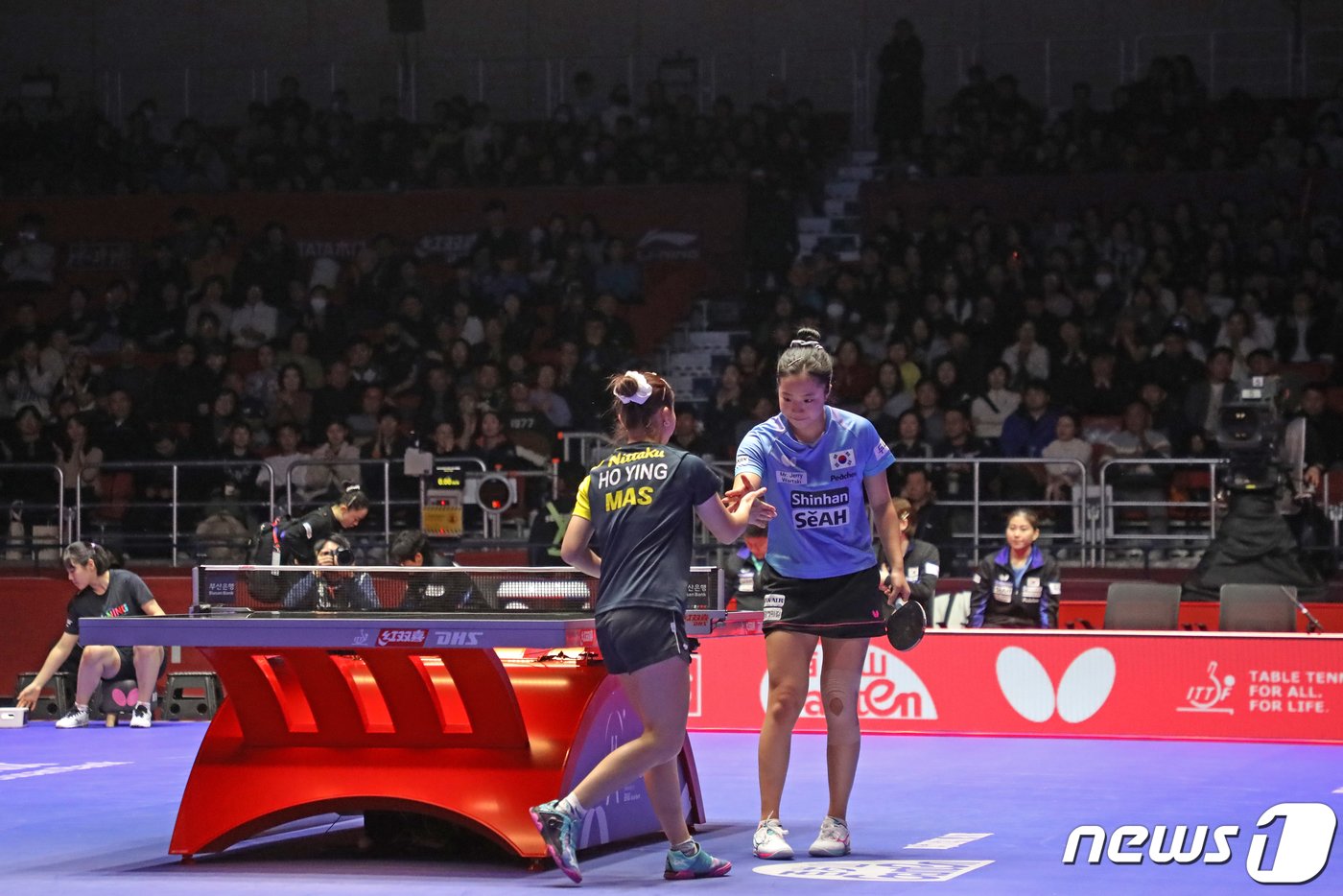 탁구 국가대표 신유빈이 17일 오후 부산 해운대구 벡스코에서 열린 &#39;BNK부산은행 2024 부산세계탁구선수권대회&#39; 여자단체전 조별리그 5조 2차전 대한민국과 말레이시아의 경기에서 세트를 따낸 뒤 상대 선수와 악수하고 있다. 2024.2.17/뉴스1 ⓒ News1 윤일지 기자