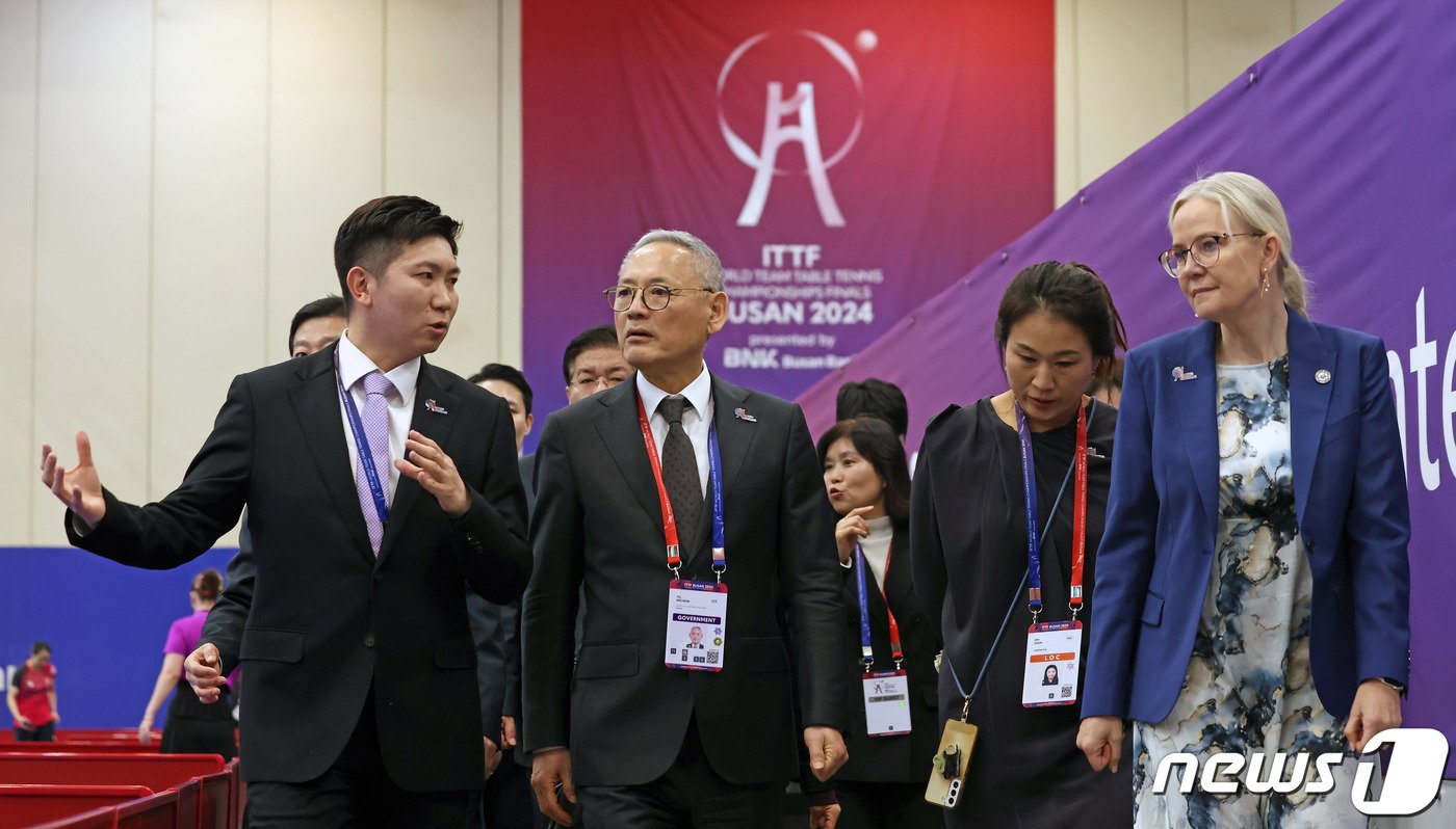 본문 이미지 - 유인촌 문화체육관광부 장관이 17일 부산 해운대구 벡스코에서 열린 'BNK부산은행 2024 부산세계탁구선수권대회' 개막식에 참석, 페트라 쇠링 국제탁구연맹(ITTF) 회장과 경기장을 둘러보고 있다. (문체부 제공) 2024.2.17/뉴스1