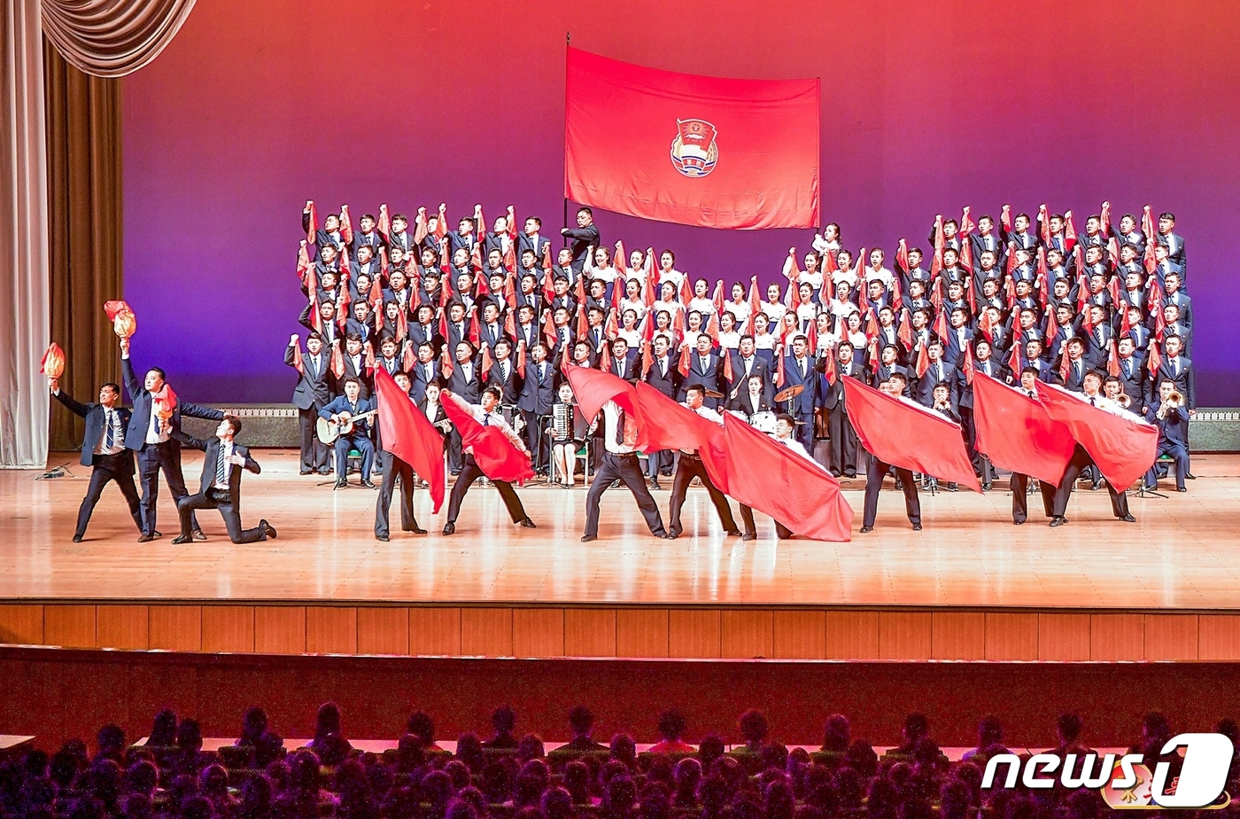 (평양 노동신문=뉴스1) = 북한 노동당 기관지 노동신문은 18일 광명성절 경축 제2차 인민예술축전 성, 중앙기관 예술소조종합공연에서 김정일 국방위원장의 업적을 칭송하고 당 결정 …