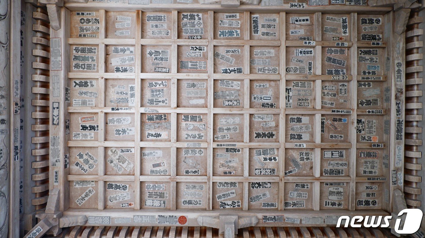 본문 이미지 - 사심이 있는 자는 지나가지 못한다고 알려진 인왕문의 천장ⓒ News1  