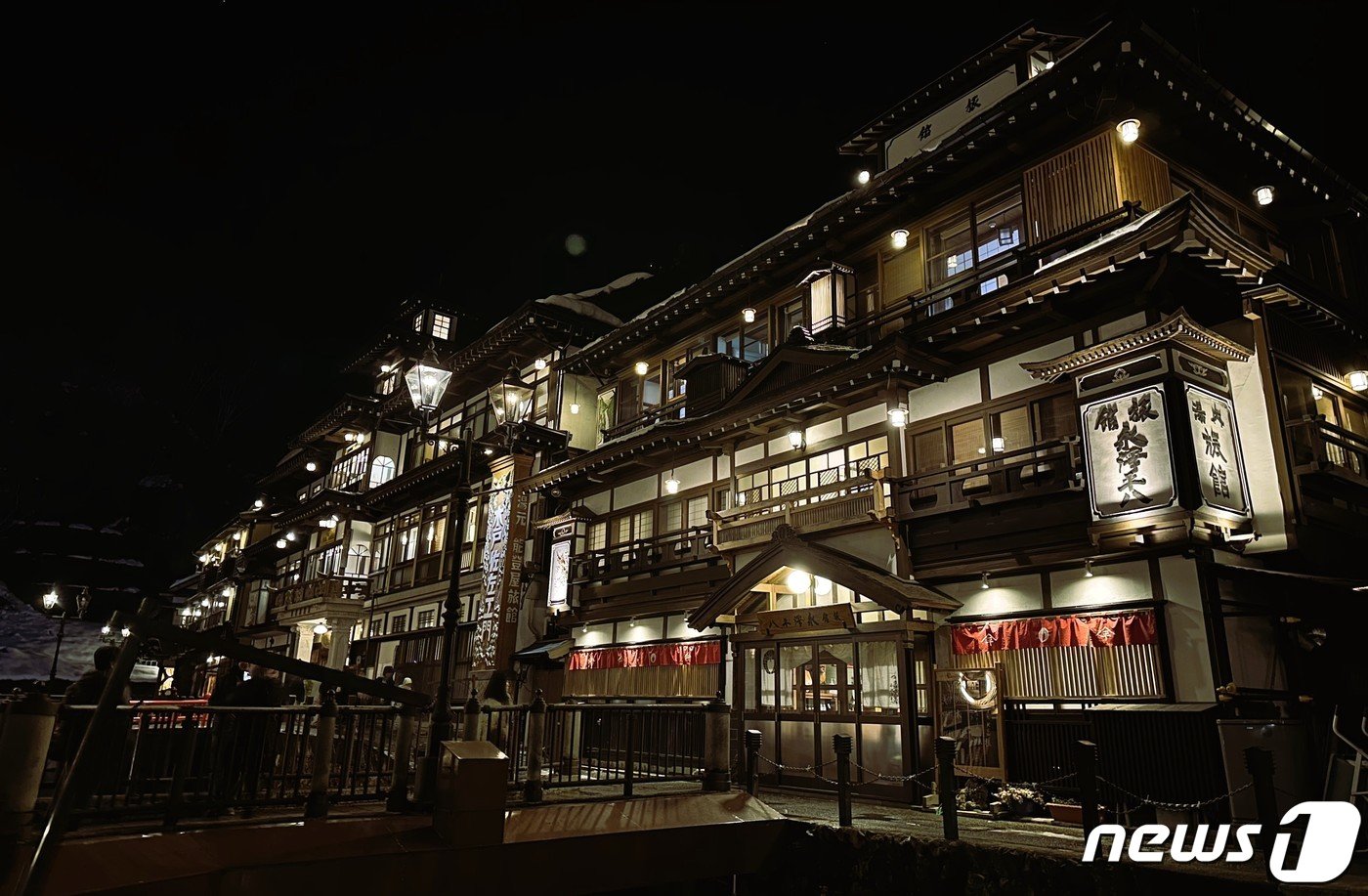본문 이미지 - 저녁의 은은한 조명으로 낭만적인 분위기가 그득한 긴잔 온천ⓒ News1 